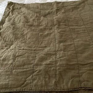 Parachute Home Linen Box Quilt in Full/Queen